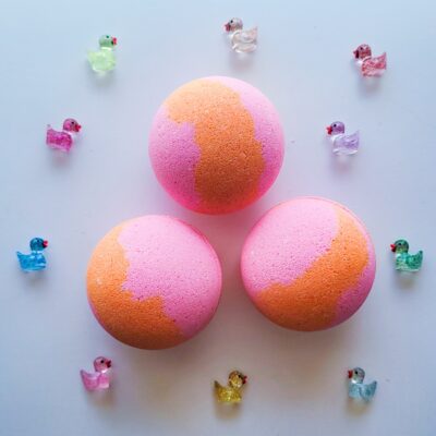 Liola Luxuries Glitter Duck Surprise Toy Inside Bath Bomb