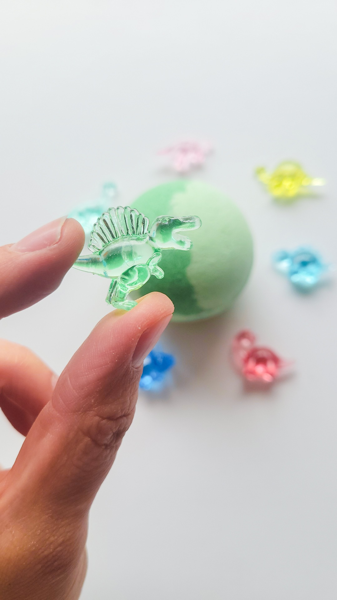 Liola Luxuries Toy Bath Bomb Dinosaur